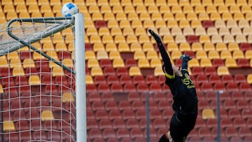 El declive de un arquero chileno: de jugar en la U a tercer arquero en la B