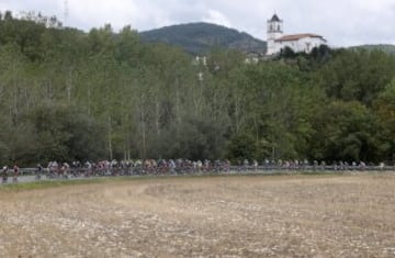 El pelotón de la decimocuarta etapa de la Vuelta Ciclista a España.