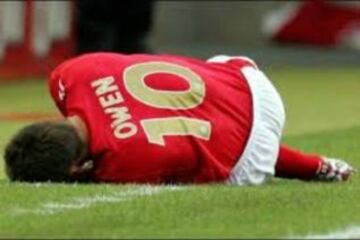 El delantero inglés se lesionó la rodilla derecha en el juego entre el equipo de la rosa y Suecia en la fase de grupos del Mundial 2006. Owen, entonces jugador del Newcastle, regresó a las canchas 10 meses después.