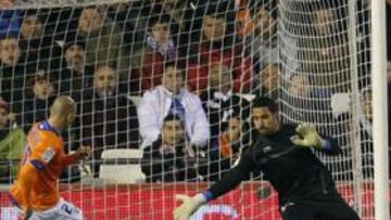 <b>UN TRIUNFO CRUEL. </b>Aritz Aduriz anotó así, a pase de Soldado, el 4-3 definitivo que dejaba sin premio en el 90' a un buen Málaga.