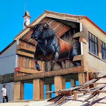 Esta obra es la ganadora del mejor mural del mundo en 2024. Los habitantes de la frontera son como este toro majestuoso: ?Imponente, fuerte e indomable! Fue creada en julio de 2024 y est sitauda en Largo Nossa Sra. da Pvoa, nmero 4, en la ciudad de Guarda, Portugal. 