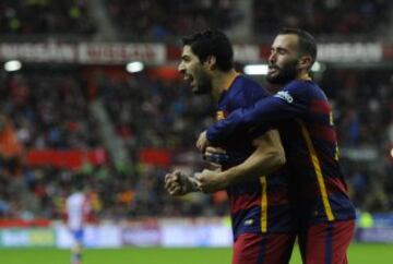 El delantero del FC Barcelona Luis Suárez celebra el tercer gol de su equipo