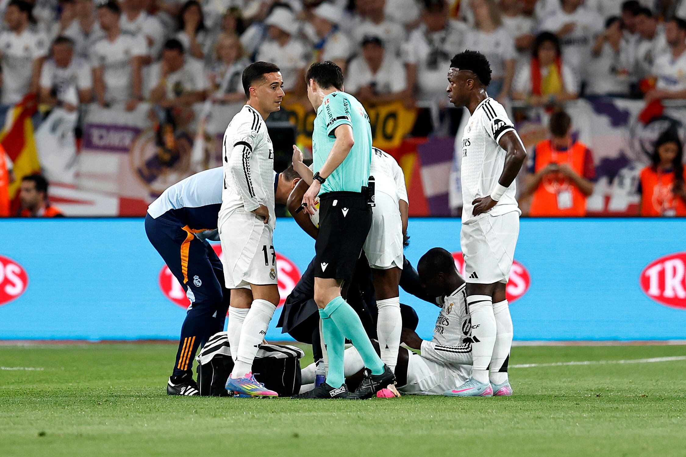 Lesión de Mendy en la final copera ante el Barça.