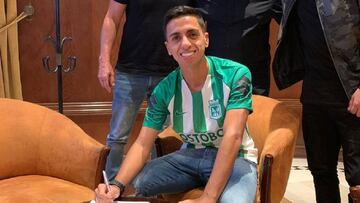 El brasileño Giovane de Jesus firmando su contrato con Atlético Nacional