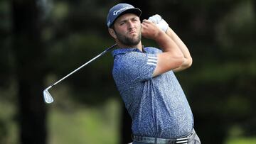 Jon Rahm golpea una bola durante el Sentry Tournament Of Champions en el Kapalua Plantation Course de Kapalua, Hawaii.