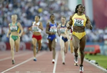 La mozambiqueña, Maria Mutola, logró el récord mundial en los 1.000 metros en el año 2002 con un tiempo de 2:30:12.