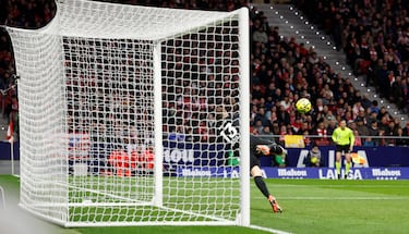 El brasileño recortó hacia dentro y buscó el primer palo cuando lo natural era buscar el segundo. Esto engañó a Oblak, que la tocó, pero no pudo sacarla. El Betis se adelantó en el partido.