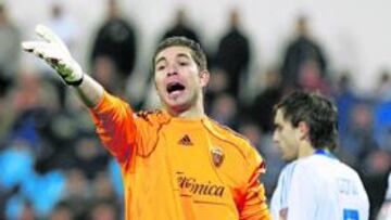 <b>CARRIZO: LA PUERTA QUEDÓ A CERO DESPUÉS DE TRES MESES</b> El portero argentino volvió a la titularidad y resolvió con acierto las escasas acometidas del Deportivo. El remate fi nal de Guardado, lo más peligroso, lo encontró bien colocado y lo resolvió sin difi cultades. Salió arriba con autoridad en un par de ocasiones, atendió veloz a los balones largos y participó de la impresión general de mejora del trabajo defensivo.