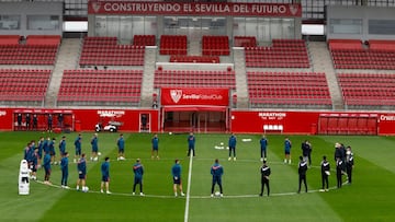 El plantel y el cuerpo técnico del Sevilla, esta mañana.