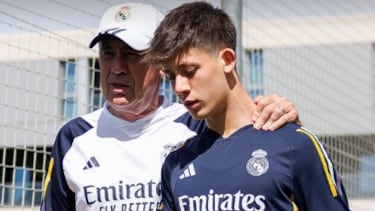 Ancelotti acompaña a Arda Güler tras un entrenamiento en Valdebebas.