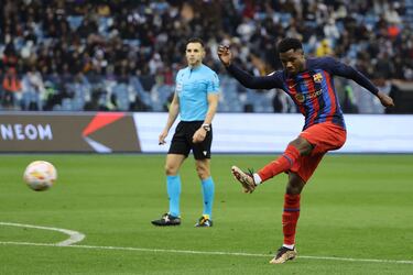 1-2. El delantero del Barcelona dispara una bolea cruzada para marcar el segundo tanto.