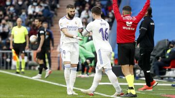 Benzema, retirándose a los vestuarios tras sufrir un pinchazo en el encuentro ante el Elche.