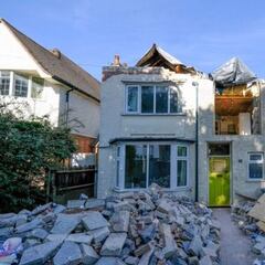 Un albañil destruye una casa que había reformado por impago de los dueños