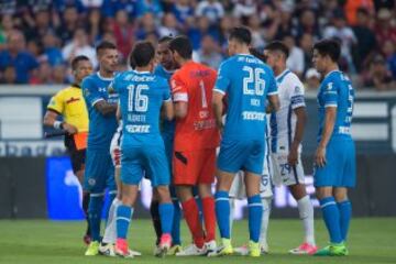 Ya con Paco Jémez como timonel de La Máquina, la inercia es la misma de los últimos torneos. La semana pasada, previo a este nuevo “festejo” de la Santa Cruz, sumaron otra ‘cruzazuleada’ al ser igualados por Pachuca 2-2, en el último minuto del partido y con gol de Óscar ‘El Conejo’ Pérez. Los cementerios terminaron así con posibilidad de clasificar a Liguilla por sexto torneo consecutivo y este sábado solamente intentará cerrar decorosamente el Clausura 2017, al visitar a León y también dejarlo fuera de la Fiesta.