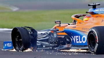 Pinchazo en el neum&aacute;tico delantero izquiero de Carlos Sainz (McLaren MCL35). Silverstone, F1 2020. 