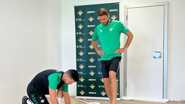 Joaquín, durante el reconocimiento médico con el Betis.