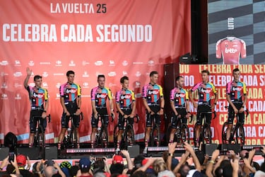 Los integrantes del equipo Lotto posan con sus bicicletas.