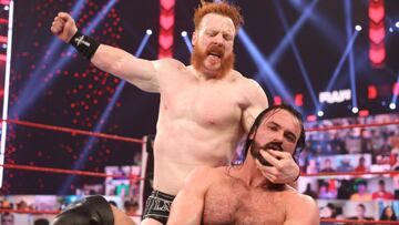 Sheamus golpea a Drew McIntyre en Raw.