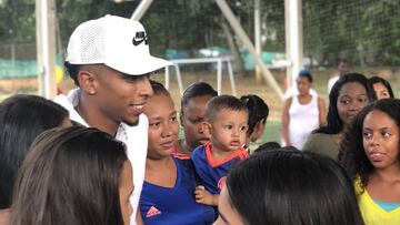 Johan Mojica compartiendo con ni&ntilde;os de su barrio tras el Mundial Rusia 2018