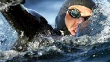 <B>EXCEPCIONAL.</B> El nadador completó un recorrido de 110 kilómetros en 26 horas.