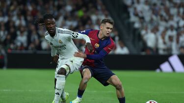 Marc Casadó con Camavinga durante el Clásico.
