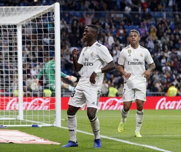 El jugador del Real Madrid Vinicius celebra el 5-0 al Melilla. 