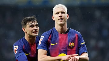 CORNELLÁ-EL PRAT (BARCELONA), 03/01/2026.- El centrocampista del Barcelona Dani Olmo (d) celebra su gol durante el partido de la jornada 18 de LaLiga entre el RCD Espanyol y el FC Barcelona, este sábado en el RCDE Stadium. EFE/Andreu Dalmau
