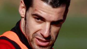 Álvaro Negredo es duda para el partido de Liga contra el Atlético de Madrid tras retirarse del entrenamiento por unas molestias musculares.