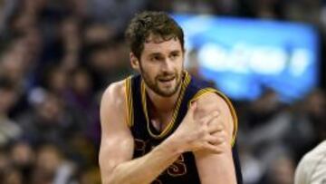 Kevin Love se agarrá el hombro izquierdo tras su encontronazo con Olynyk.