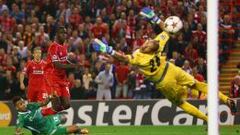 Balotelli ya marca como 'red' y el Liverpool salva los muebles