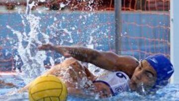 Ratko Stritof pugna con Gabil Hernández.