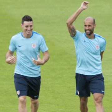 LA ESPERANZA. Aduriz, con Rico, es el hombre gol sobre el que recae la responsabilidad de remontar.