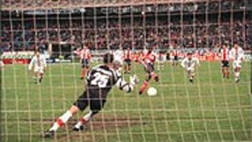 <B>ÚLTIMA ALEGRÍA</B>. Hasselbaink que bate de penalti al portero del Mallorca Leo Franco, fue el que dio la última alegría a los aficionados.