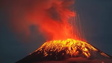 Webcams de México picked up the footage of the intense volcanic activity coming from the Smoking Mountain.