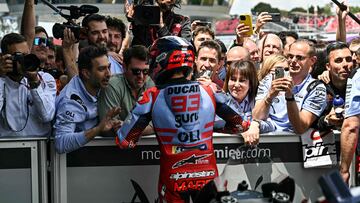 Márquez con los miembros de su equipo tras el segundo en Jerez.