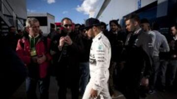 Lewis Hamilton, junto a varios aficionados durante la última jornada de los entrenamientos de pretemporada en Jerez.