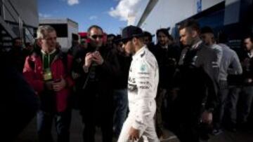 Lewis Hamilton, junto a varios aficionados durante la &uacute;ltima jornada de los entrenamientos de pretemporada en Jerez.