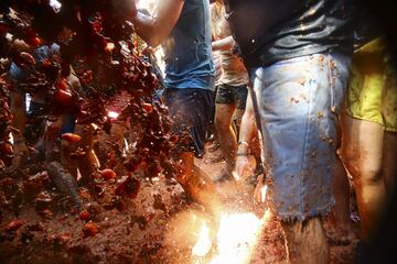 Buñol se tiñe de rojo con su tradicional 'Tomatina'