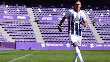 GRAF8640. VALLADOLID, 02/09/2020.- El centrocampista chileno Fabi&aacute;n Orellana posa durante su presentaci&oacute;n como nuevo jugador del Real Valladolid, este mi&eacute;rcoles. EFE/ Nacho Gallego