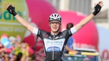 Petr Vakoc gana y le arrebata el liderato a Hutarovich