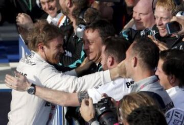 Nico Rosberg celebra con su equipo la primera victoria del año en el GP de Australia.