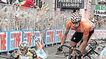 <b>CAÍDA MÚLTIPLE. </b>Una treintena de ciclistas patinaron en la resbaladiza meta al tocar el freno.