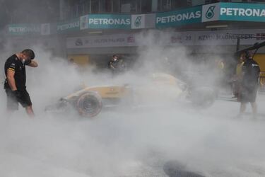El Renault en llamas en Sepang y Magnussen escapa por los pelos