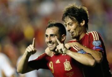 El delantero español Paco Alcácer (i) es felicitado por David Silva tras marcar el segundo gol ante Macedonia.