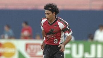 El histórico delantero mexicano fue una de las primeras figuras en la MLS, luego de su paso por el Real Madrid y este sábado celebra su cumpleaños número 62.