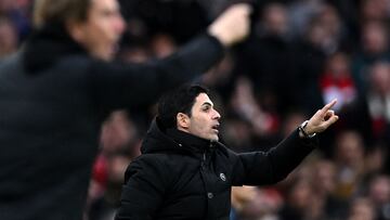 Mikel Arteta, entrenador del Arsenal, da instrucciones durante el partido contra el Brentford.