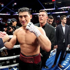 Dmitry Bivol va por los cinturones de Canelo en el peso supermediano