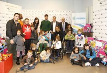 Fernando Verdasco junto con Irene Villa y el Dr. Ángel Martín repartieron juguetes por gentileza de la Clínica Menorca.