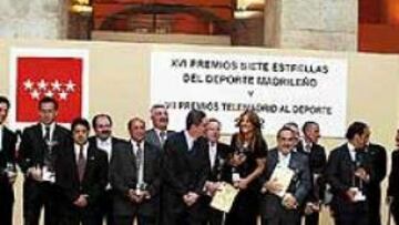 <b>TODOS LOS PREMIADOS.</B> Fotografía final de los galardonados. Están juntos los agraciados con el premio Siete Estrellas y los cinco galardonados por Telemadrid.