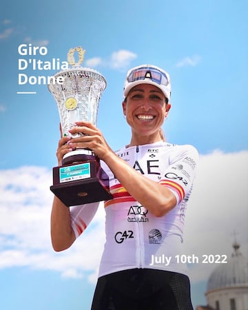 Mavi García, con el trofeo de tercera clasificada del Giro Donne.